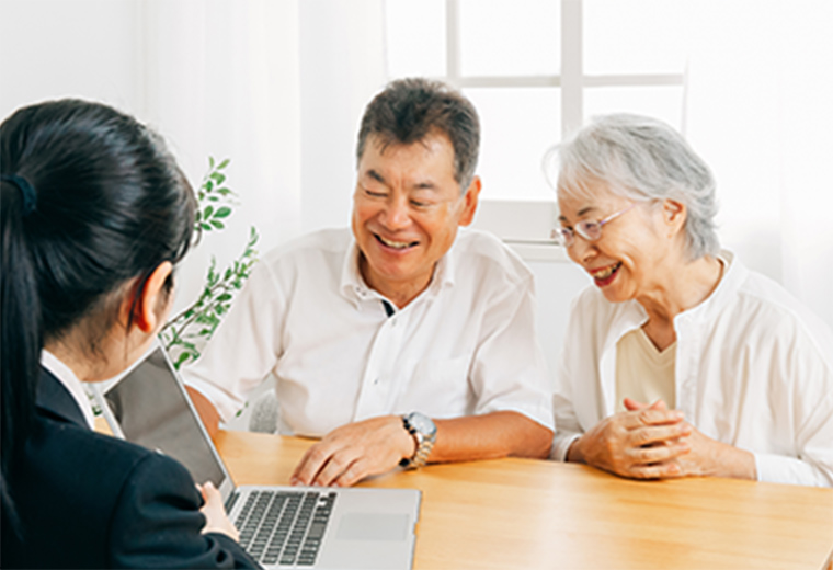 老夫婦が笑顔で話す様子